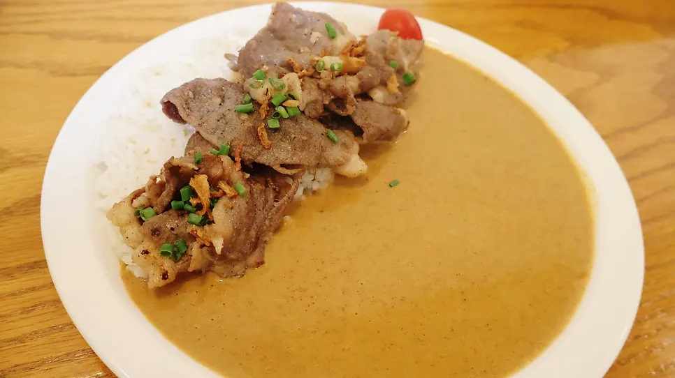 Brisket cream curry topped with brisket