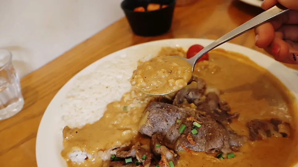 A spoonful of curry, rice, and brisket together