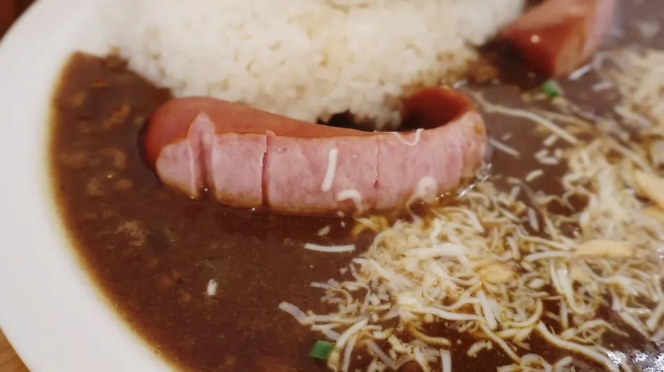 A bowl of Sarugak curry topped with garnishes