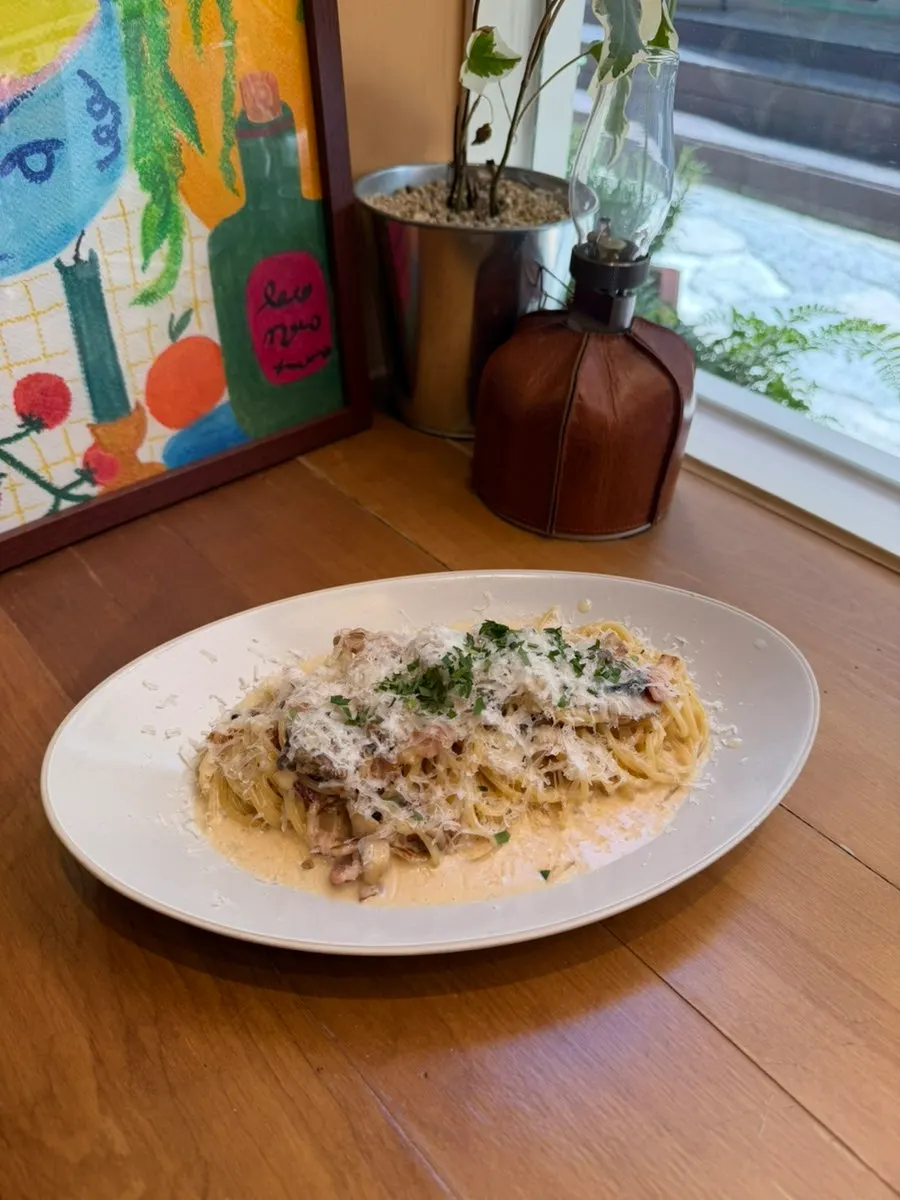A plate of bacon mushroom cream pasta