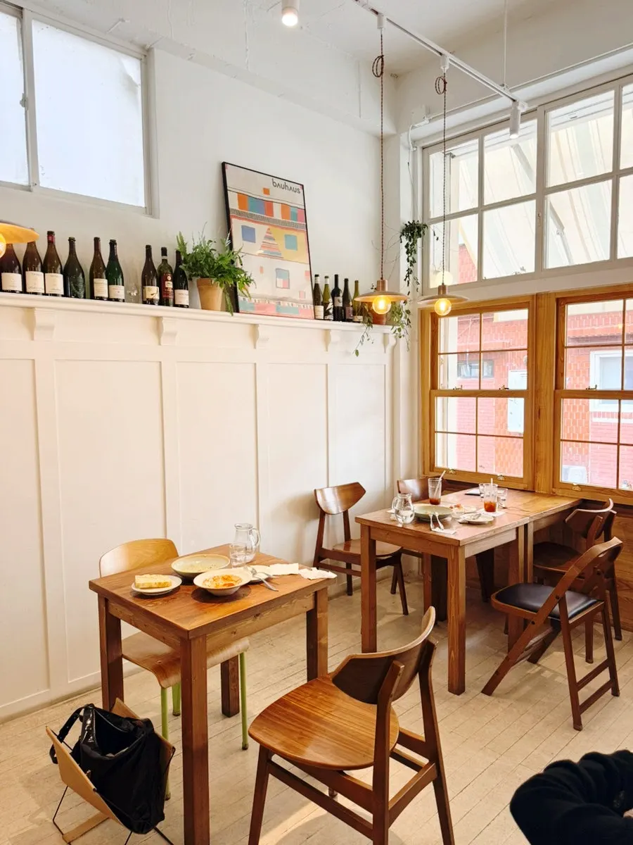 Interior atmosphere at the Jeonpo brunch spot
