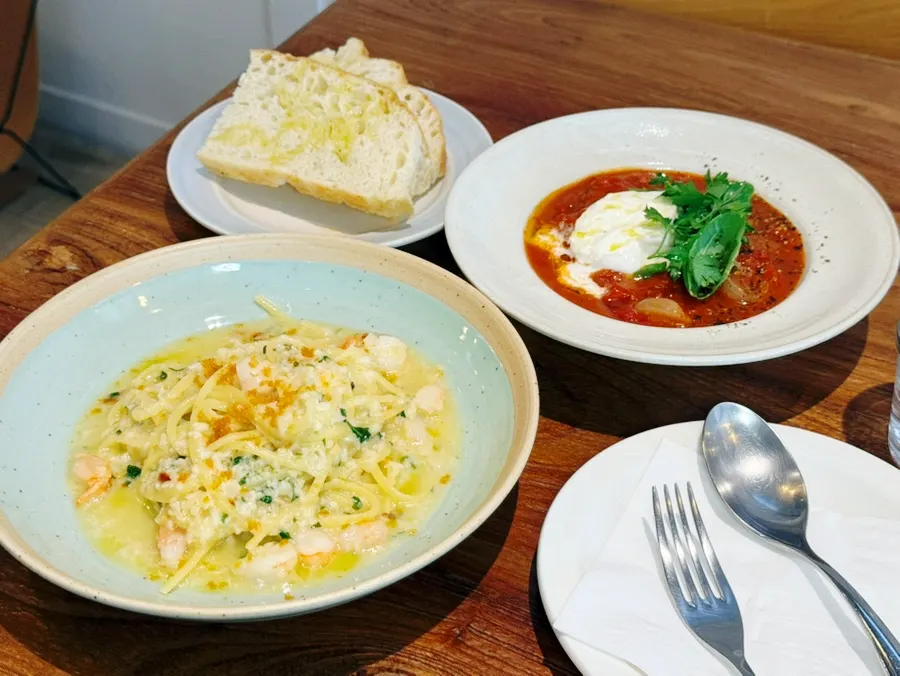 Order of bottarga aglio e olio and tomato stew