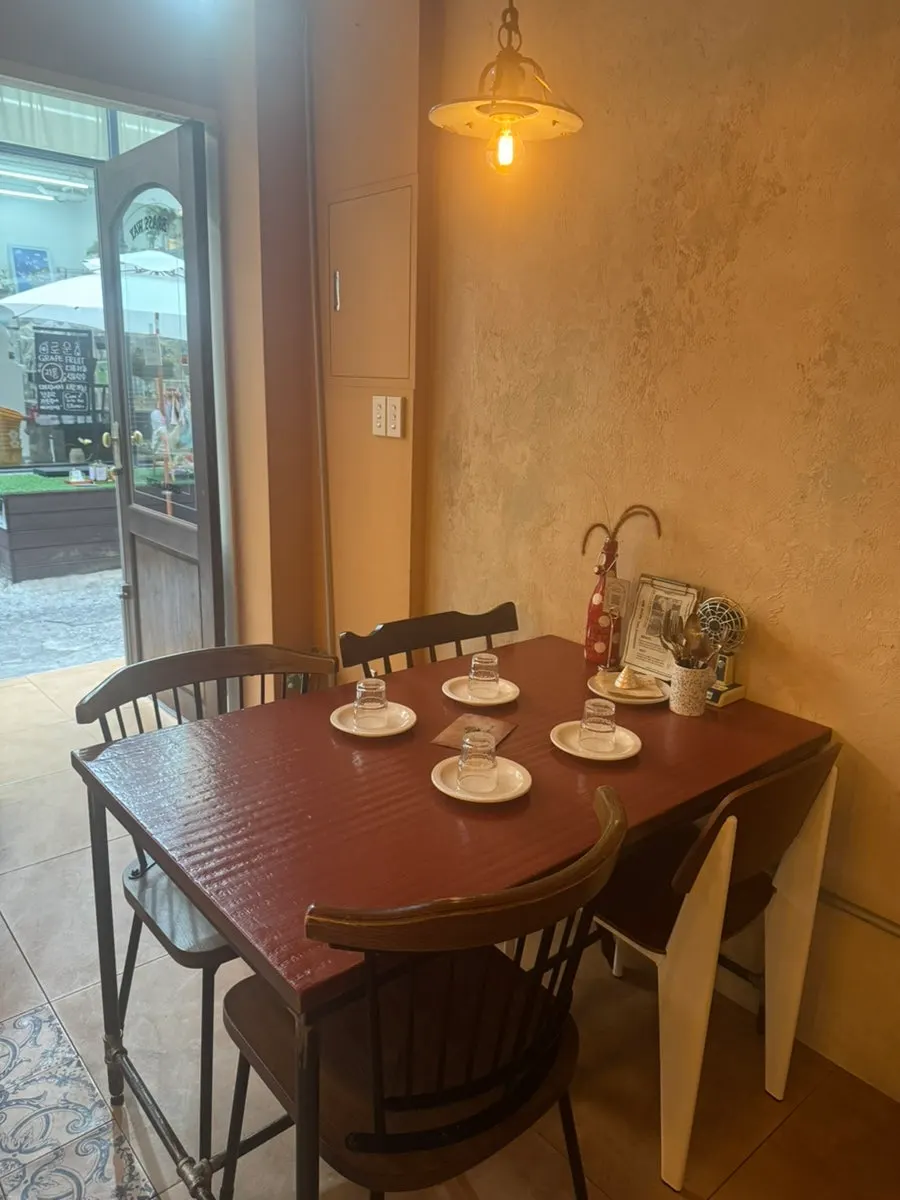 Brassway's 2-person and 4-person table seating