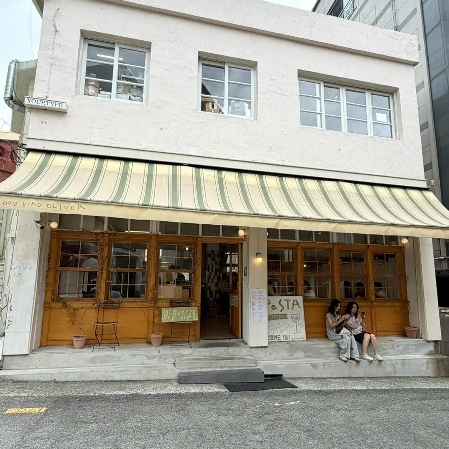 View of the Odd Bird Oliver storefront in Jeonpo