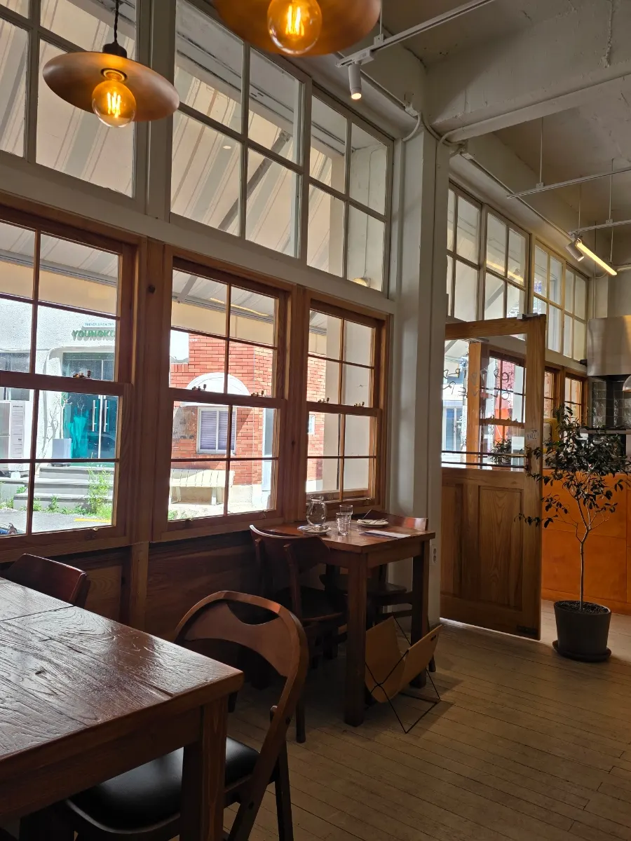 Exterior of Odd Bird Oliver near Jeonpo Station