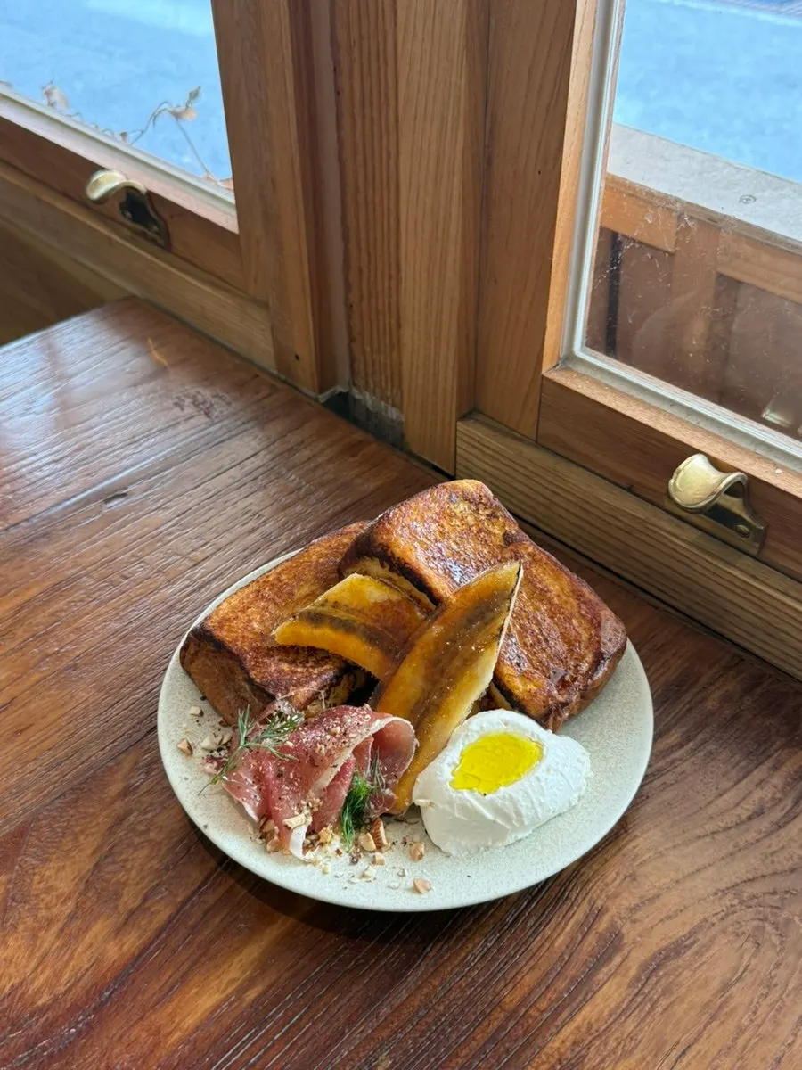 A plate of jamón French toast