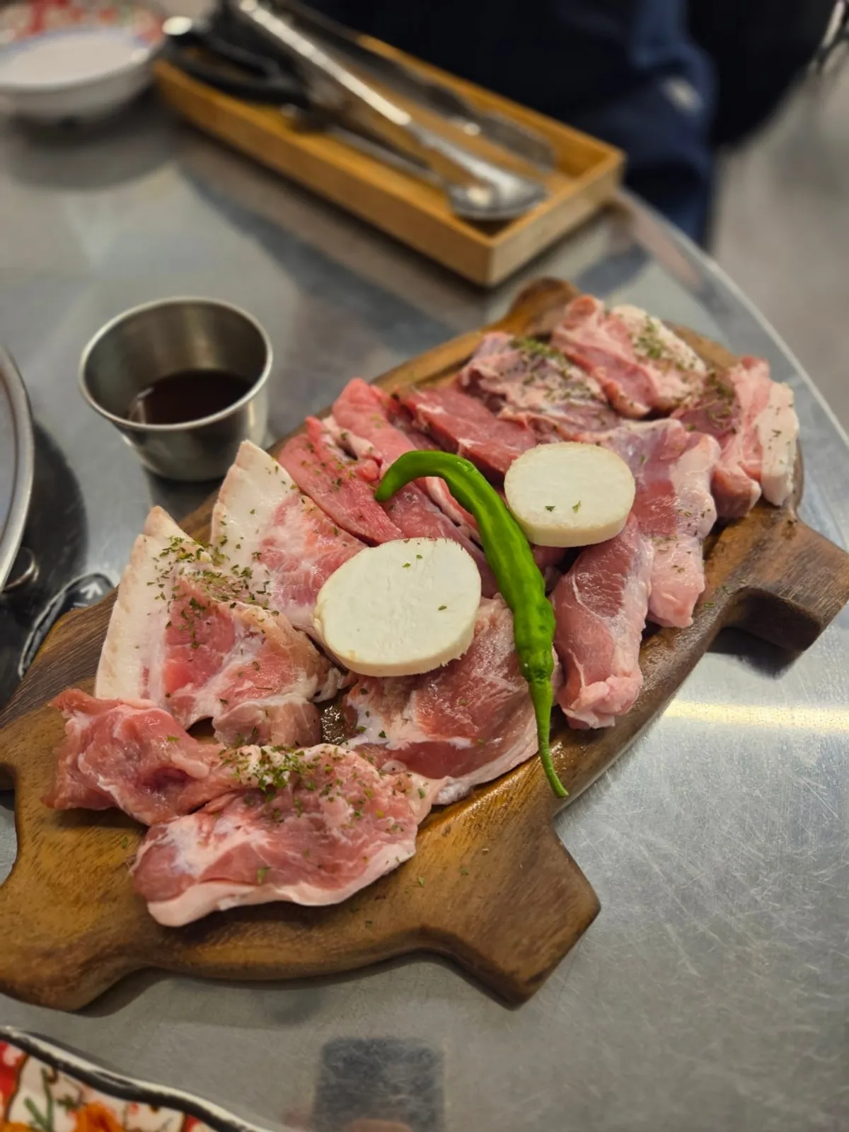 기본 반찬으로 제공되는 비빔국수