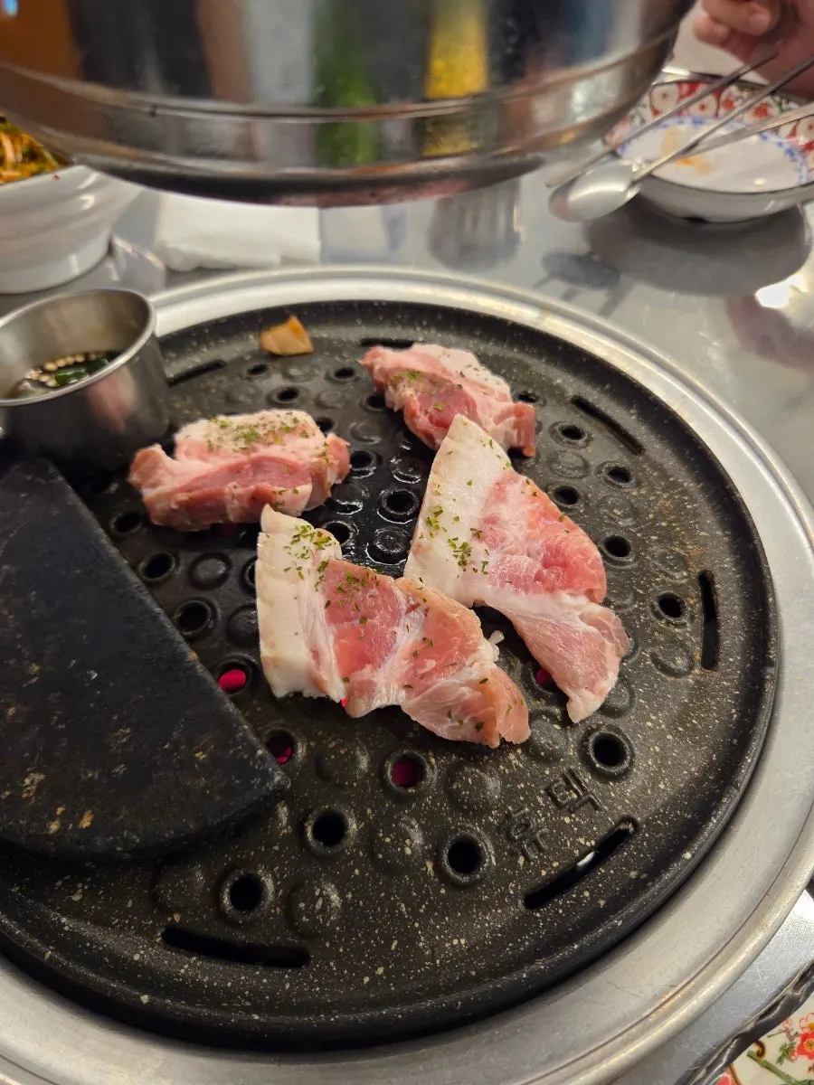 이름표가 꽂힌 뒷고기 부위