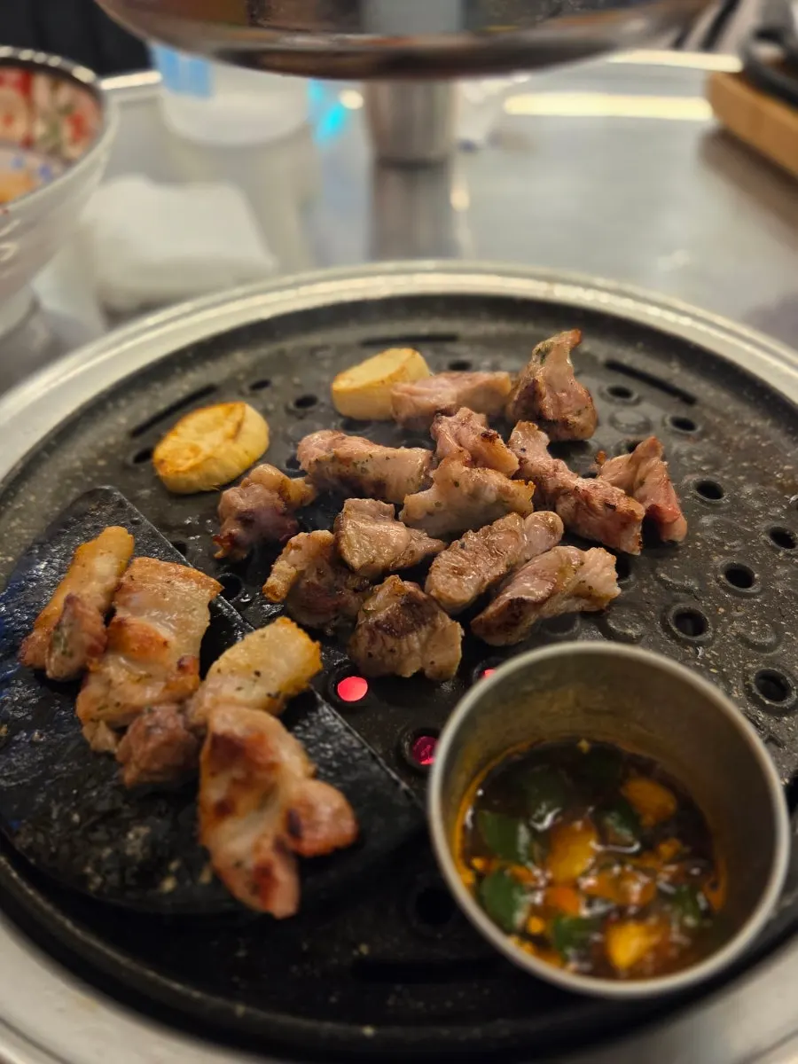 불판에 올린 기름기 있는 뒷고기
