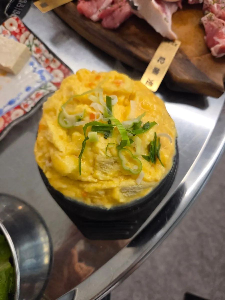 쌈과 비빔국수를 곁들인 뒷고기