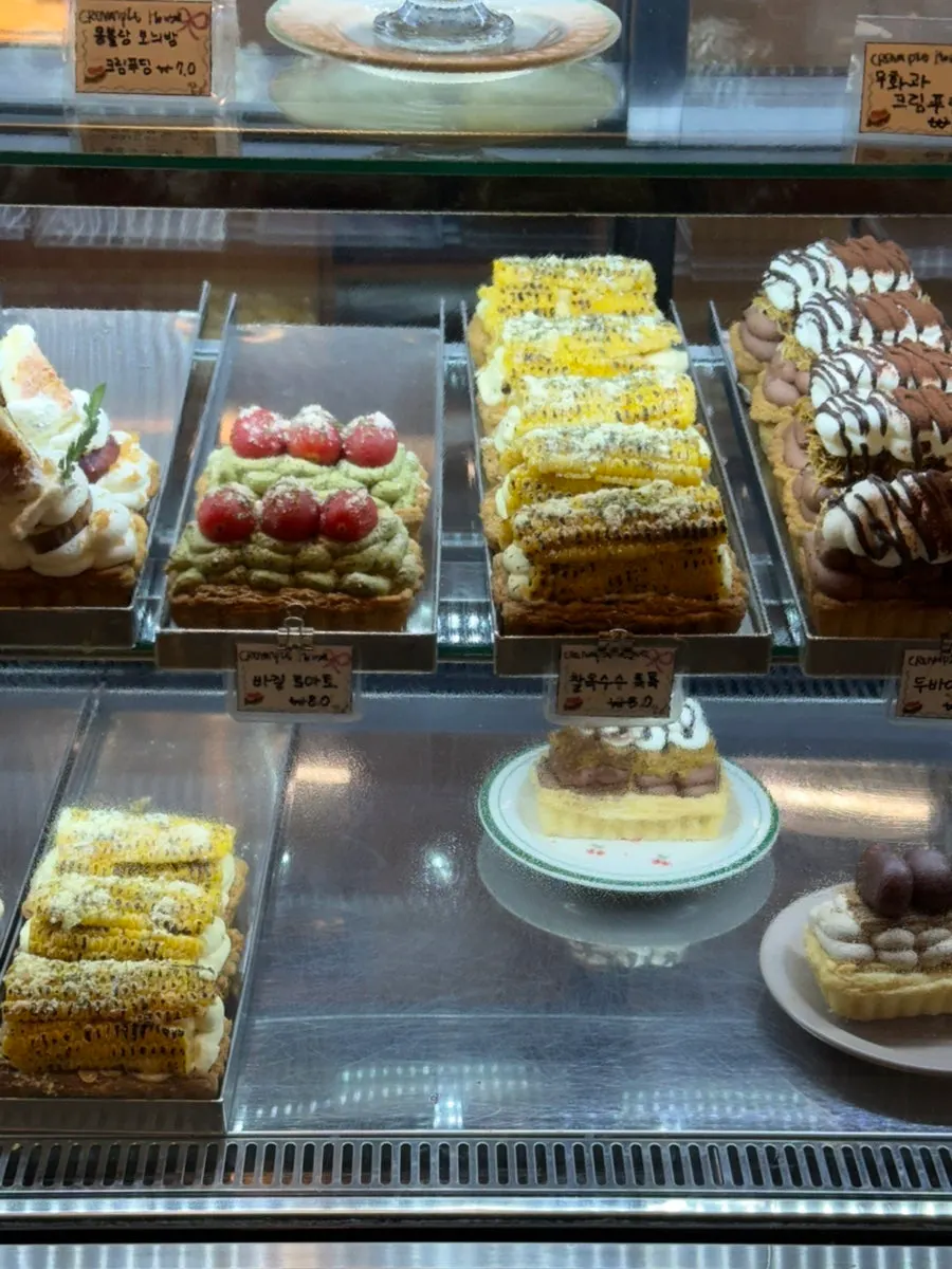 View of the shop with cream pies and crepe roll cakes