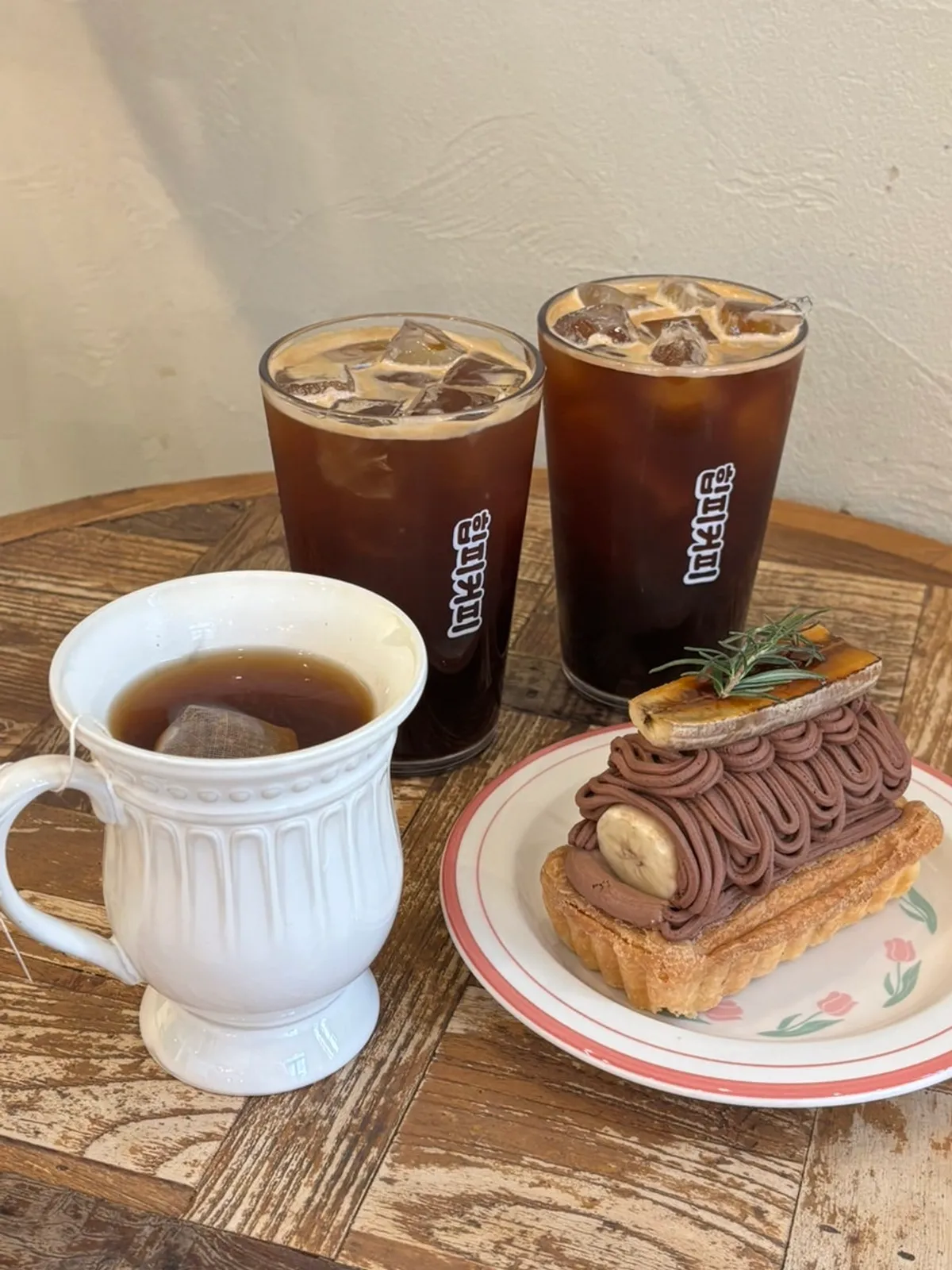 Cream pie and drinks at Jeonpo café Hippy
