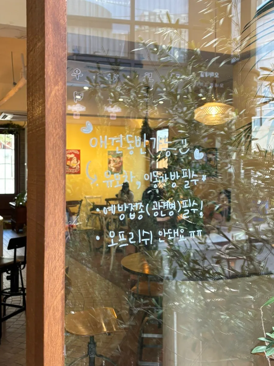 Interior atmosphere of Hippy café