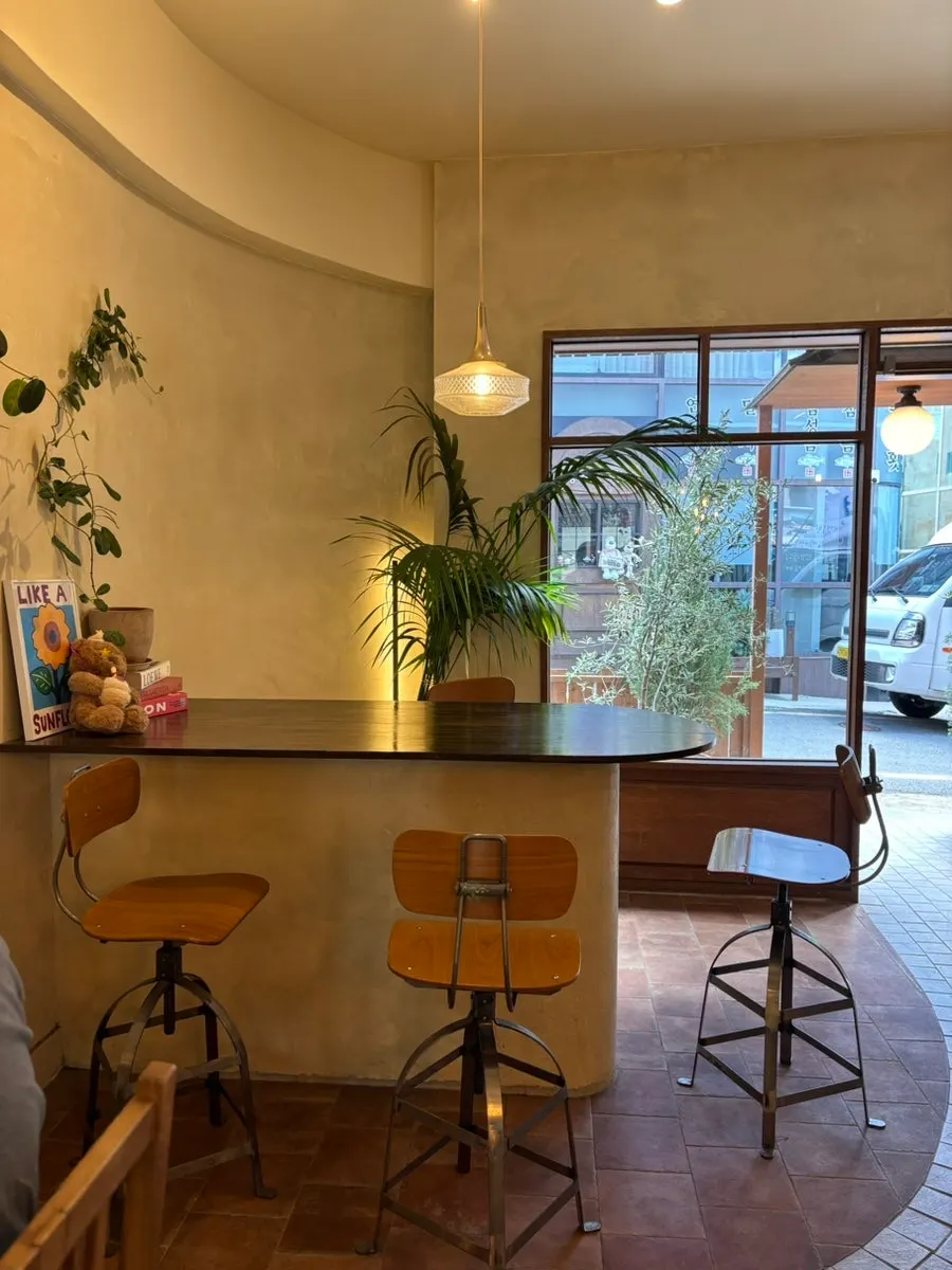 Hippy café with a dog-accompanying customer