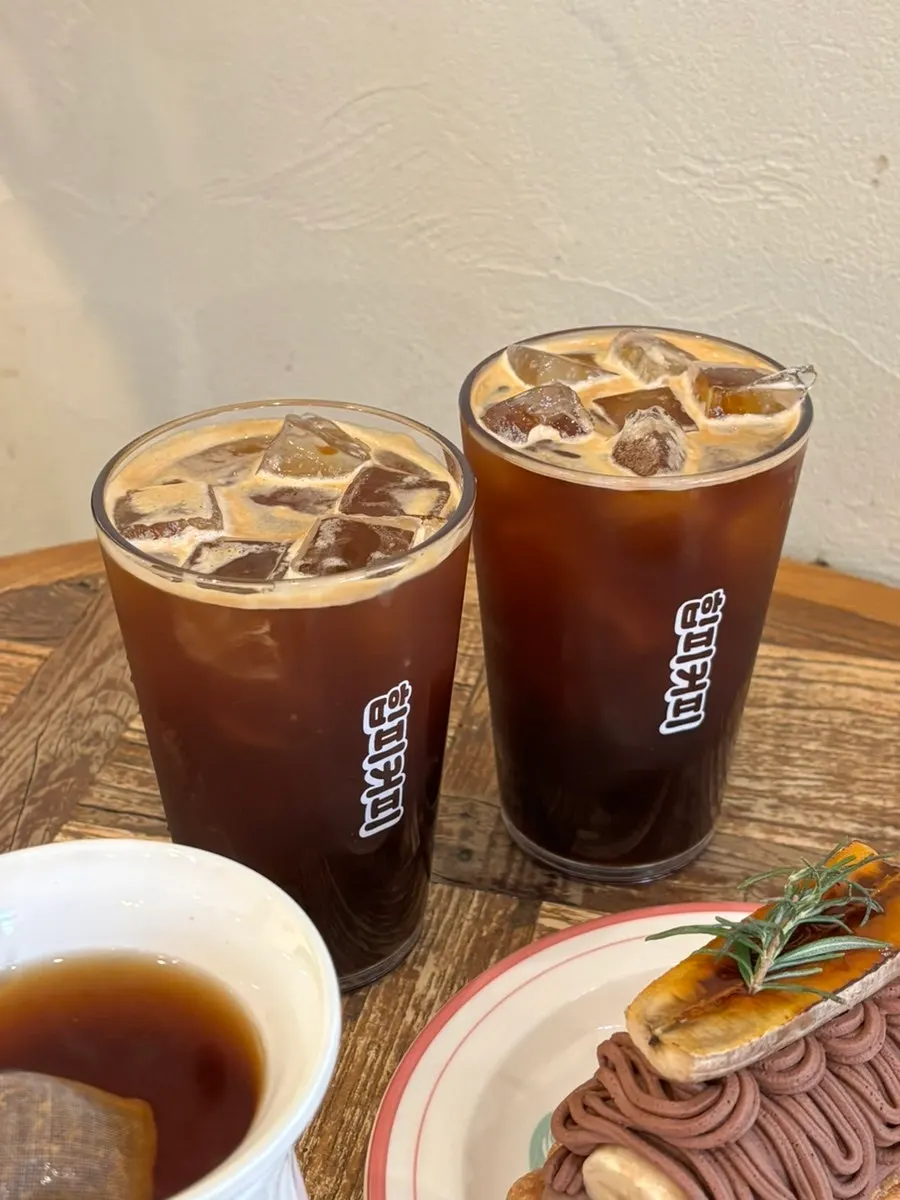 Table with Americano, tea, and cream pie