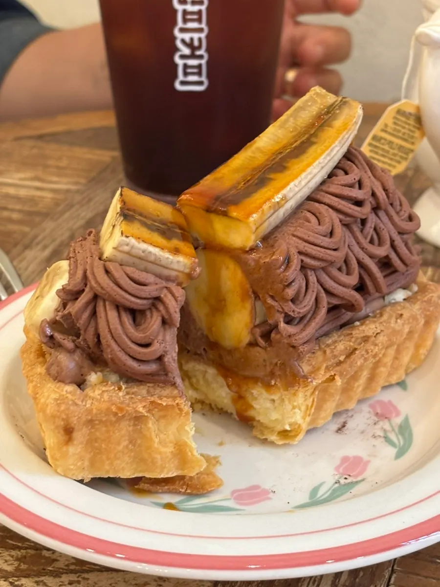 Cream pie with Nutella chocolate cream and whole banana