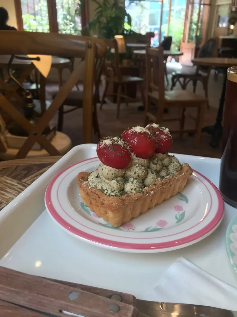 바질 토마토 크림파이 단면