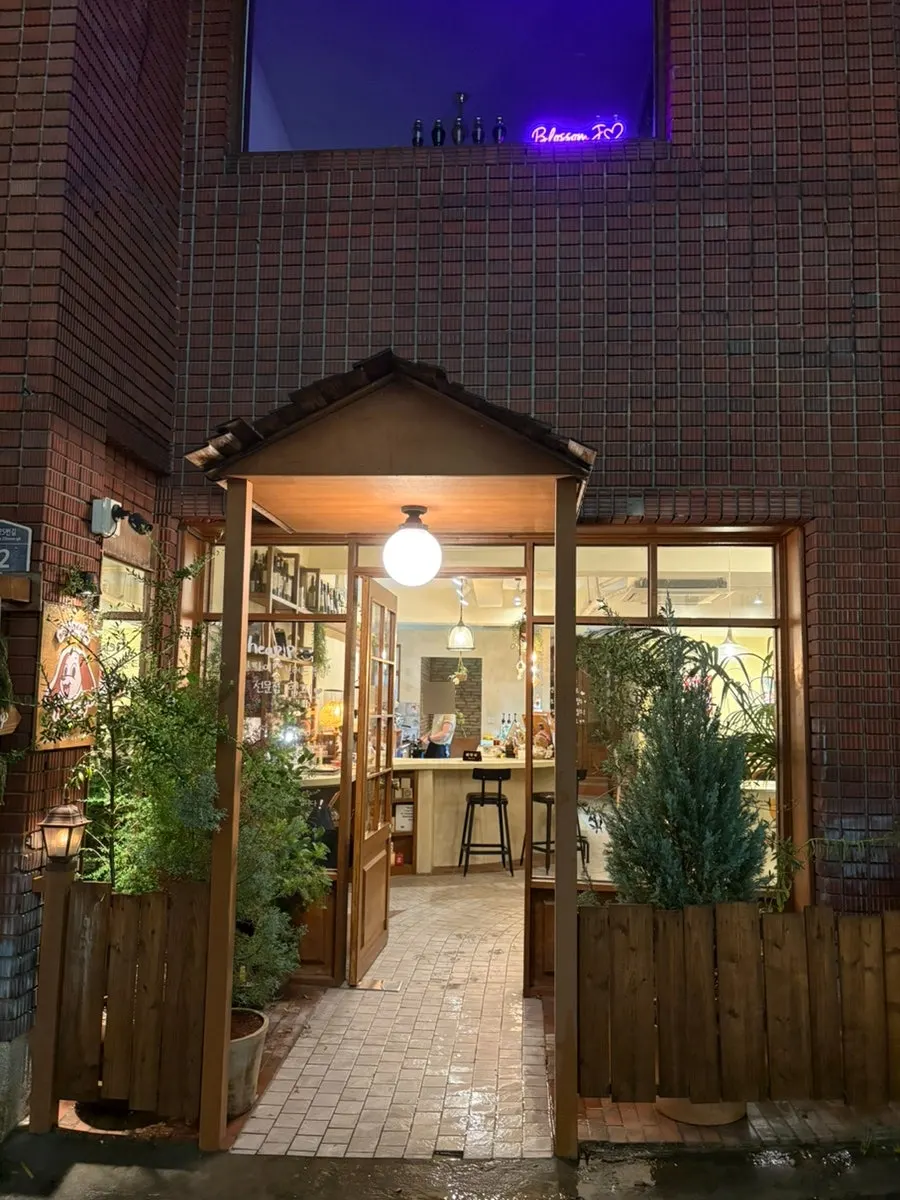 전포 카페 힙피 외관 세로 사진