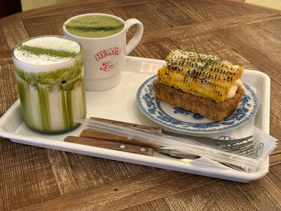 힙피 음료와 옥수수빵 테이블 세팅