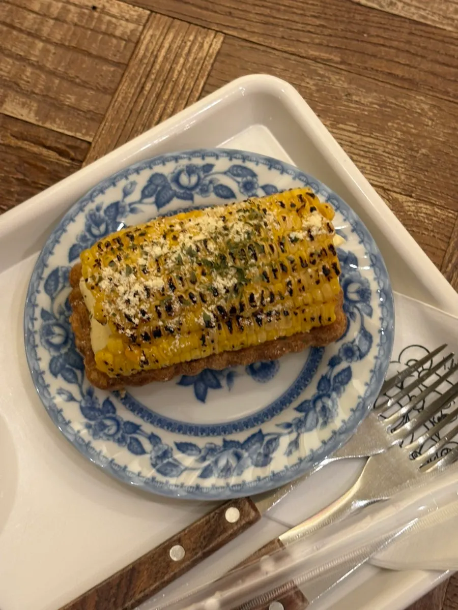 크림이 올라간 옥수수빵 클로즈업
