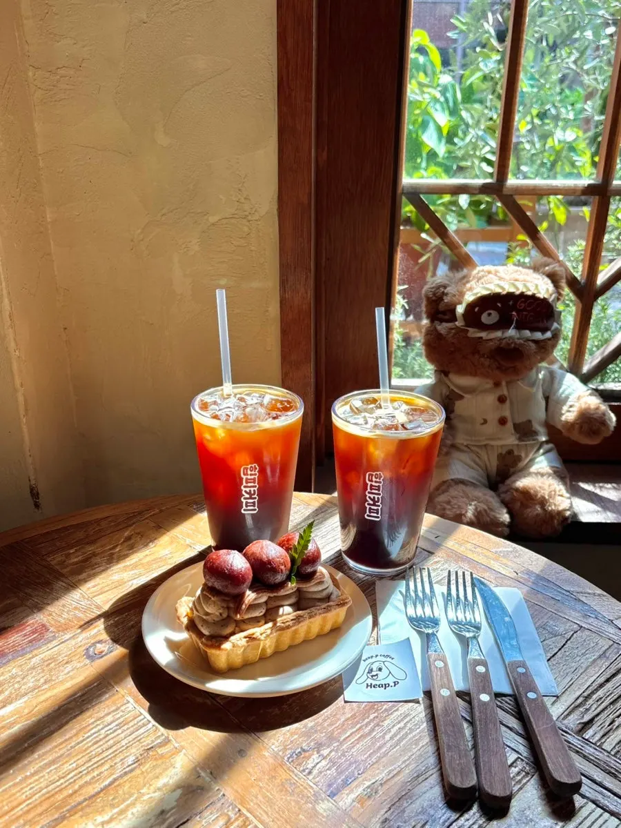 힙피 디저트와 커피가 놓인 창가 테이블