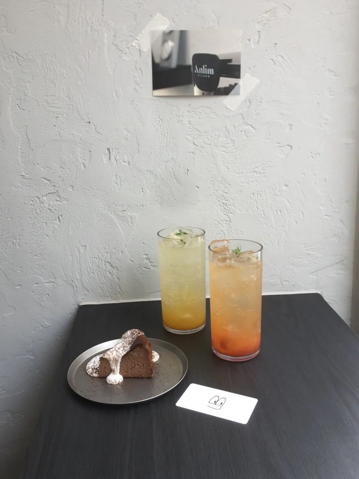 テーブルに置かれたエード2杯とチョコバスクチーズケーキ
