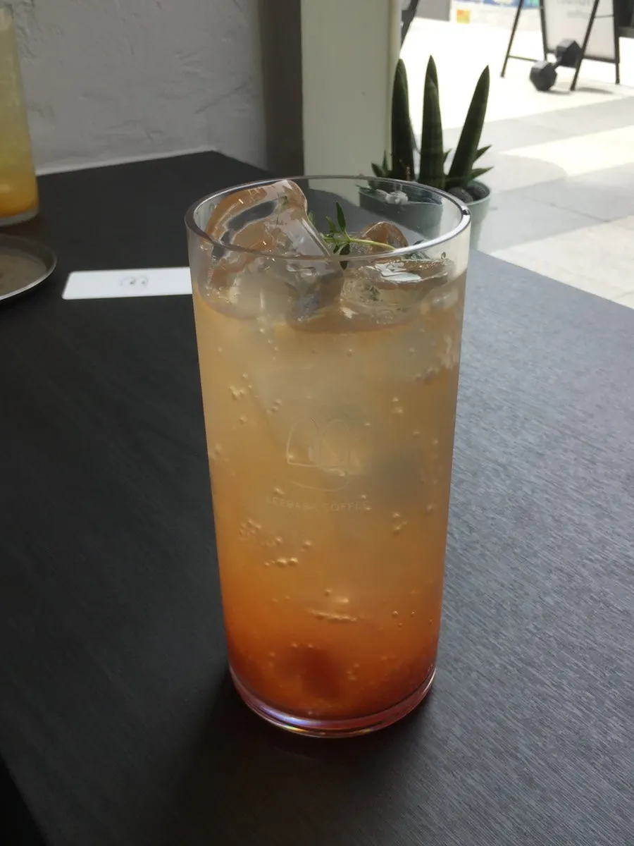 赤みがかったライチグレープフルーツエード1杯