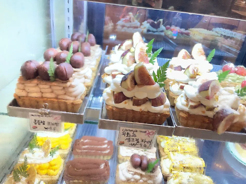 Cream pies displayed in Hippy's showcase