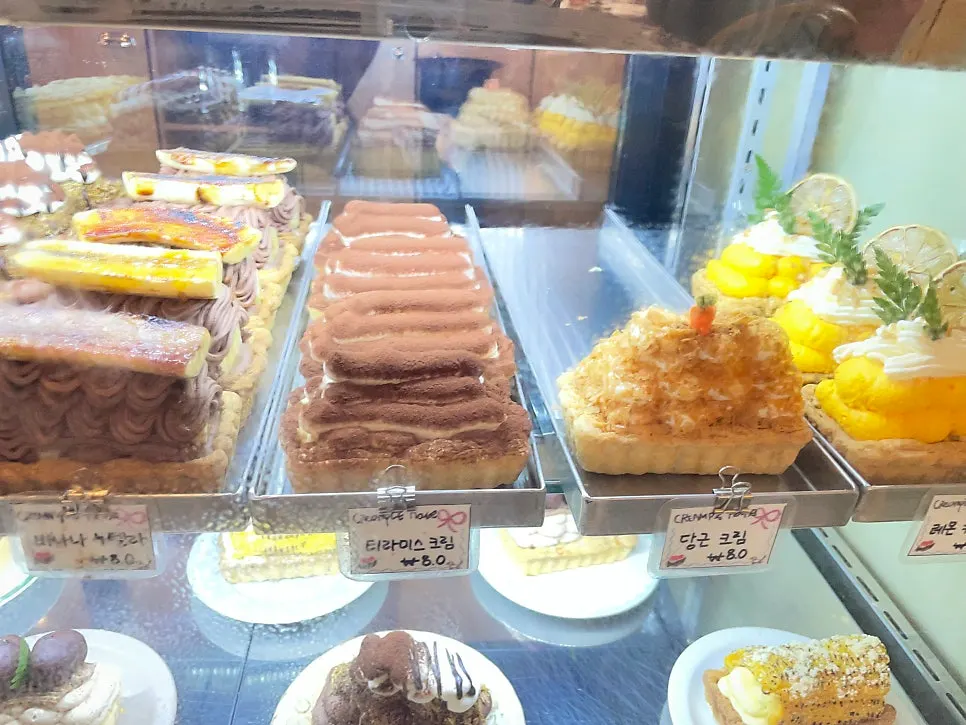 Display case of assorted Hippy cream pie flavors