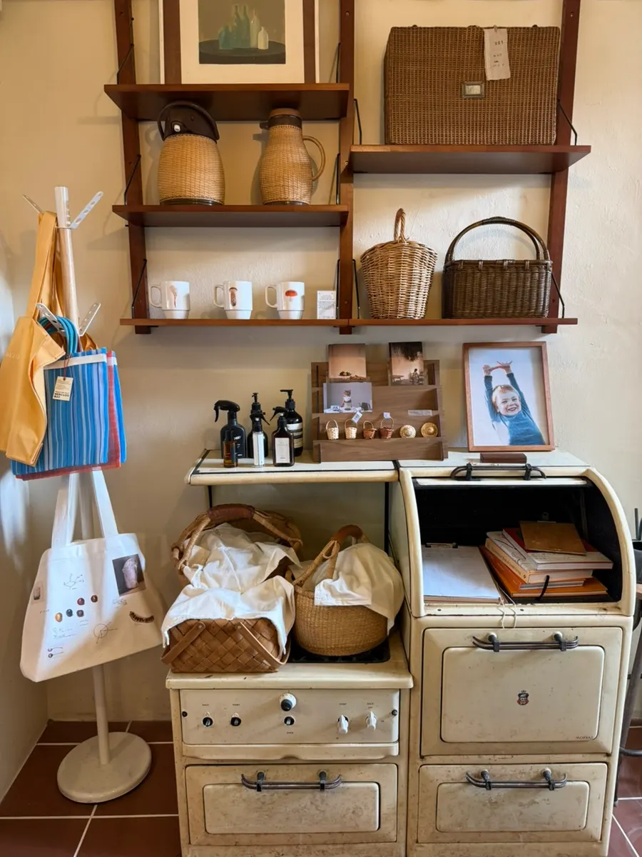 Display area of small objects inside the curry restaurant