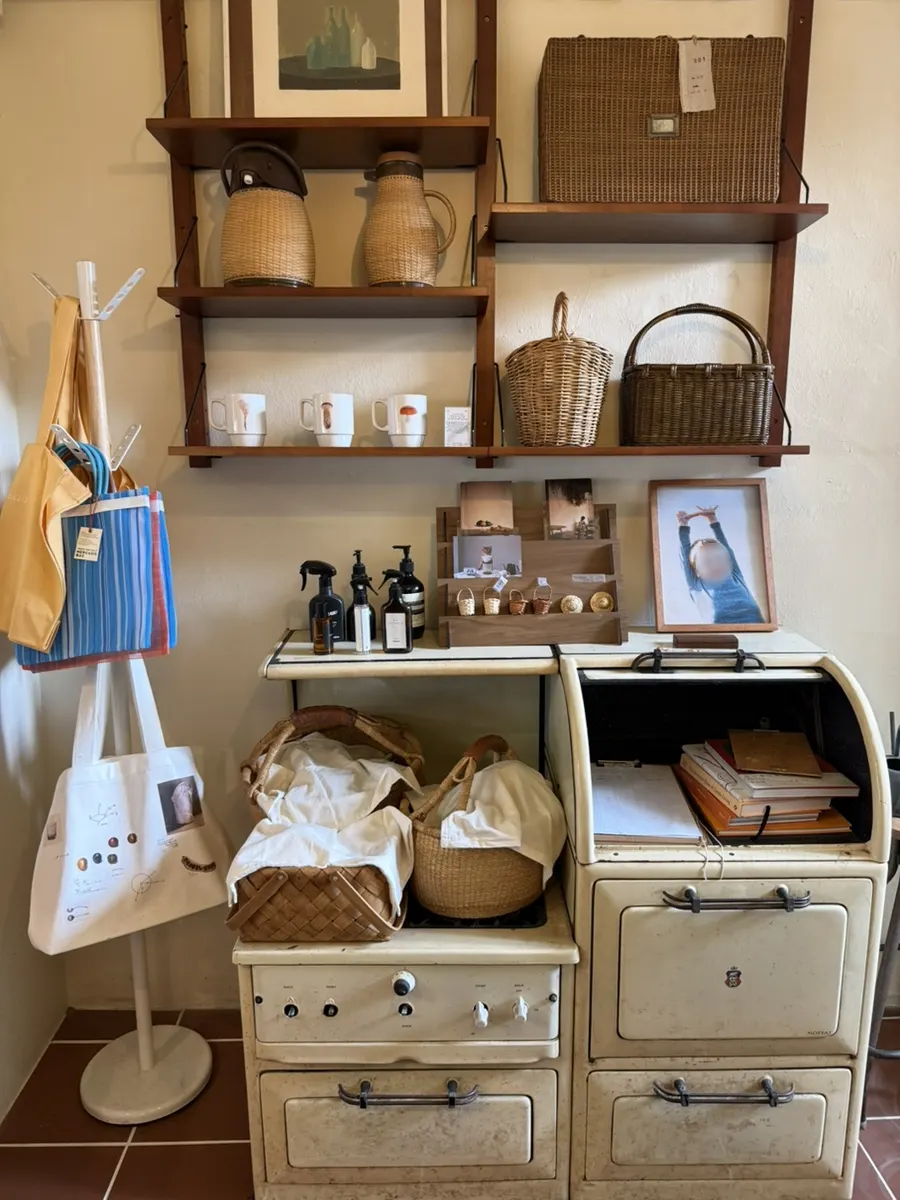 Display area of small objects inside the curry restaurant