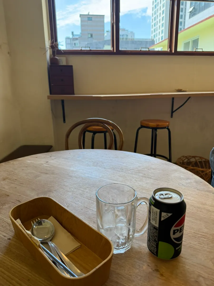 Forward-facing seats suited to solo diners