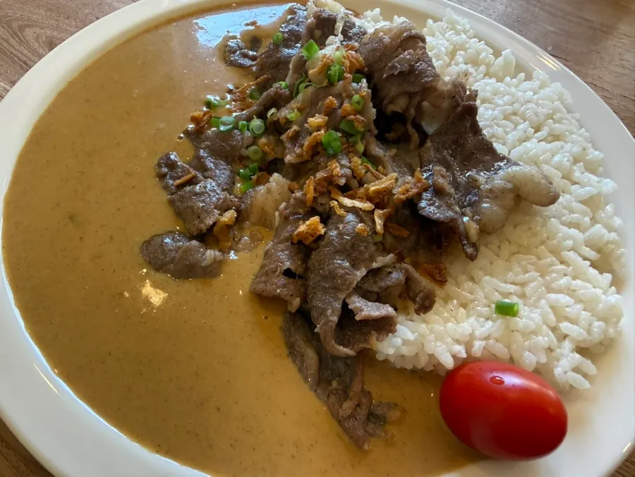 Brisket cream curry and a drink