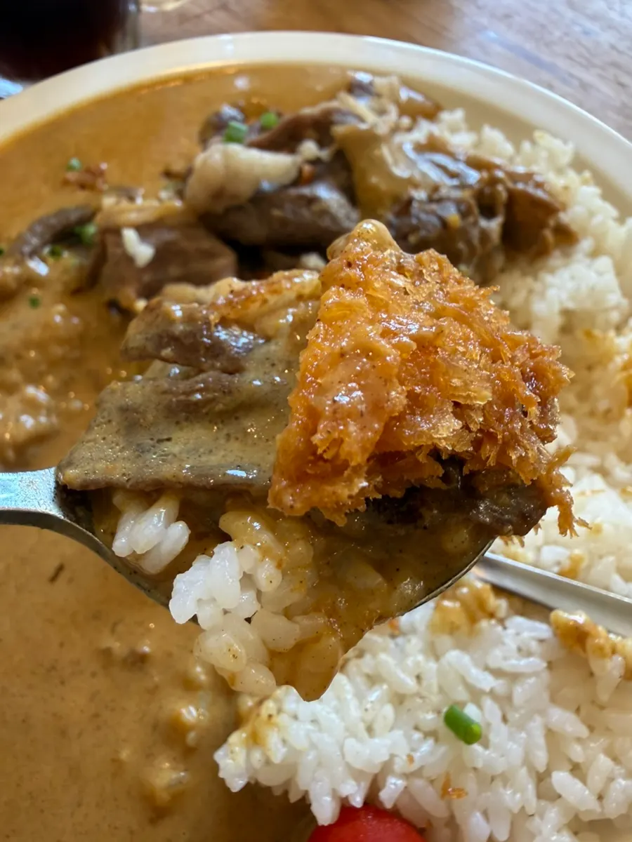 Pork cutlet eaten with curry