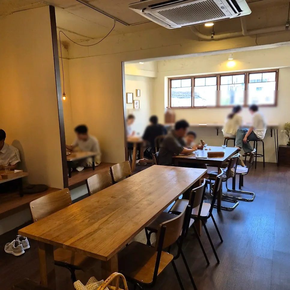 자유분방하면서 깔끔한 매장 분위기