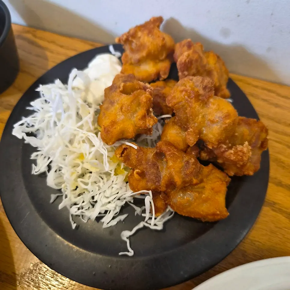 수란과 소시지 두 개가 올라간 소페셜카레