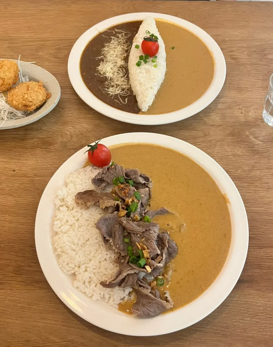 좌식 테이블에 차려진 사루각20 카레 한 상