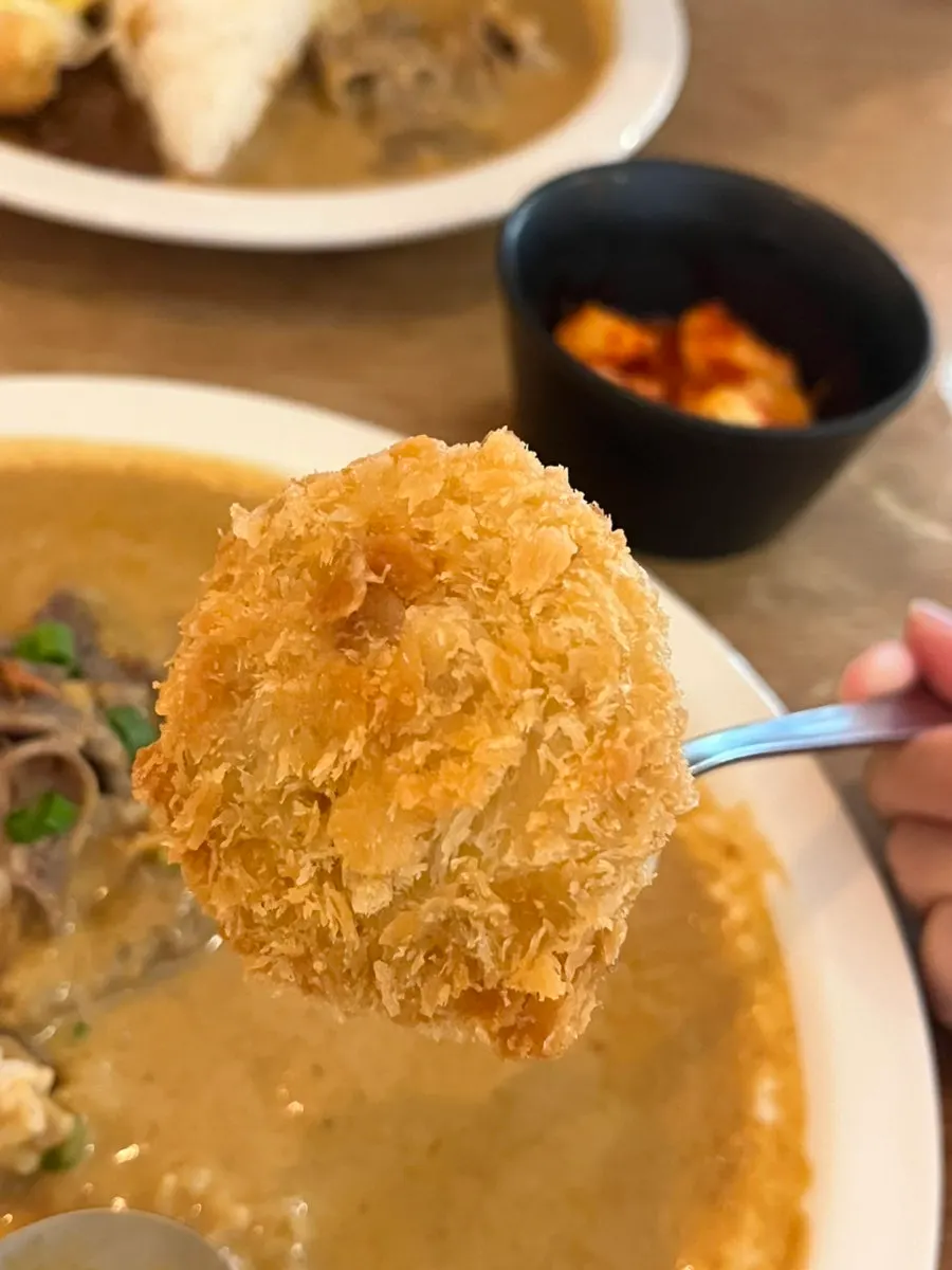 차돌크림카레와 함께 놓인 고구마치즈고로케