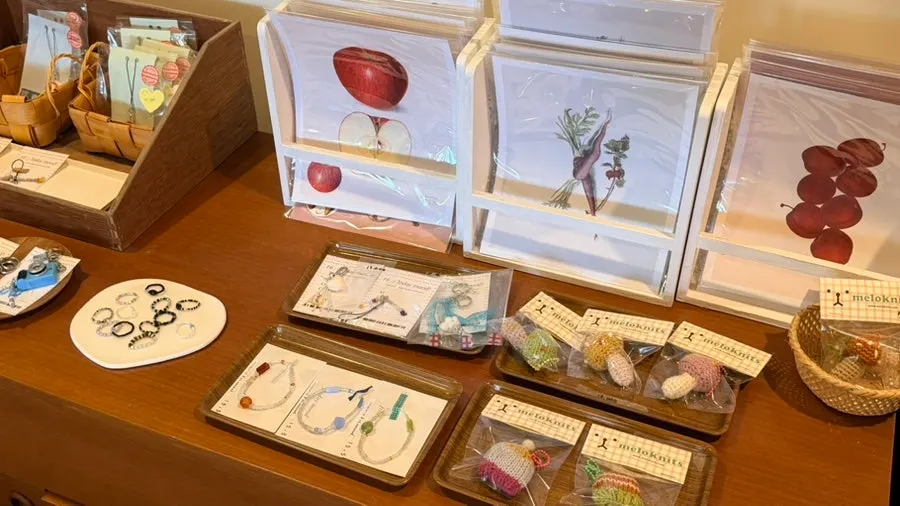 雑貨屋のようなサルガク20の陳列棚