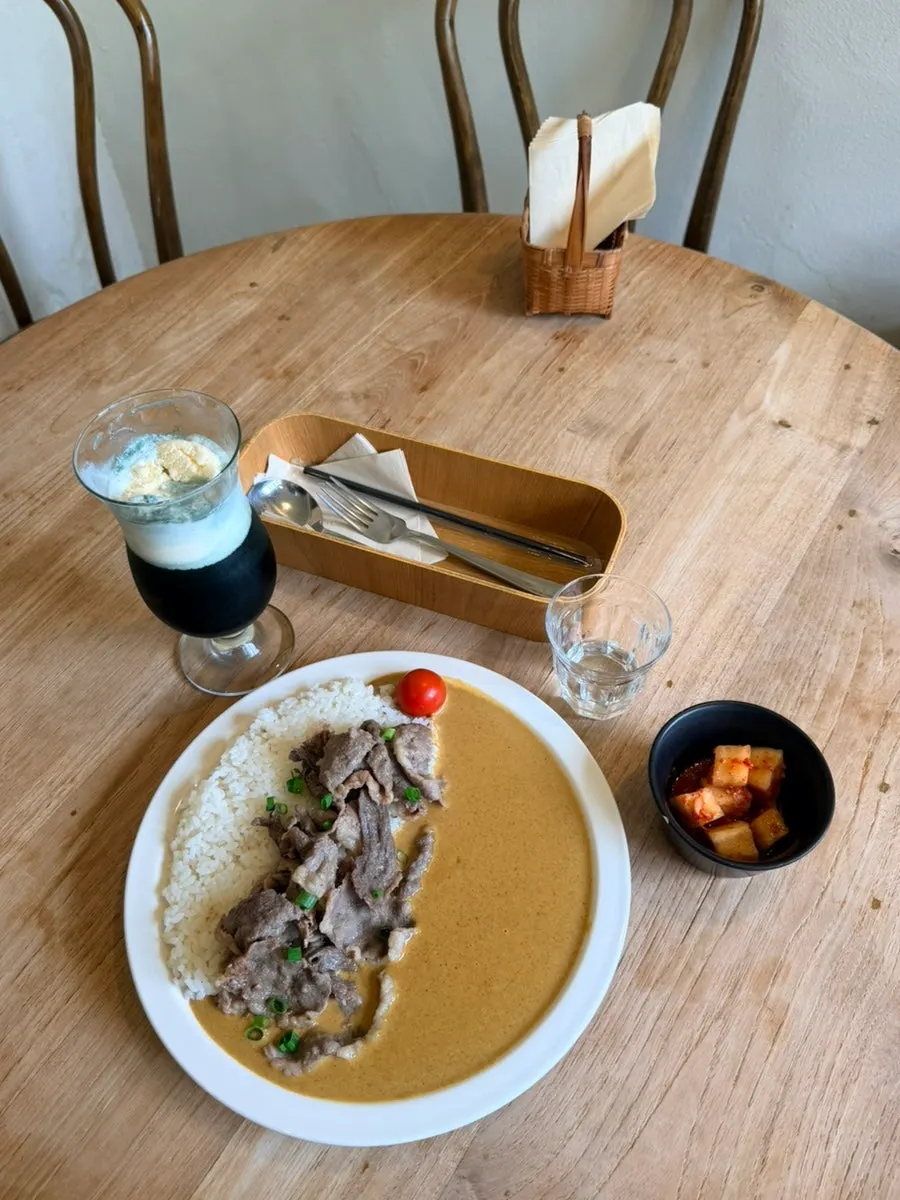 牛バラクリームカレーとメロンソーダが並んだテーブル