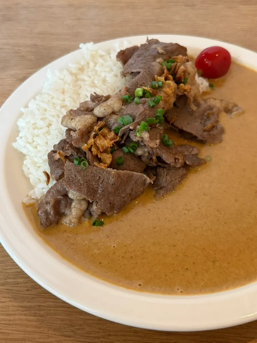 테이블에 차려진 차돌 크림카레 한 상