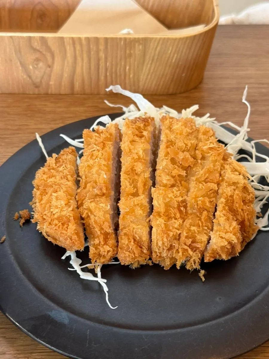 마늘튀김 토핑이 올라간 차돌 크림카레