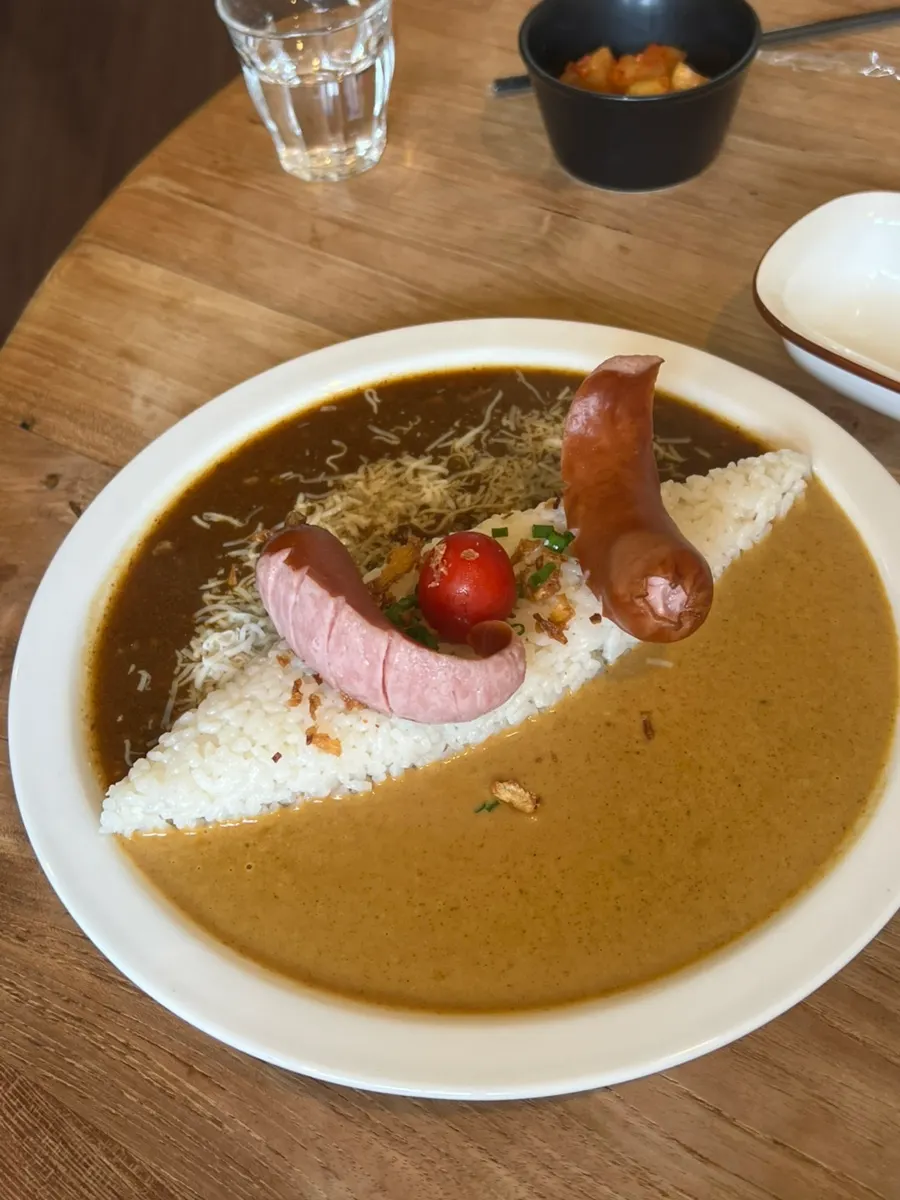 카레에 올린 소세지 토핑