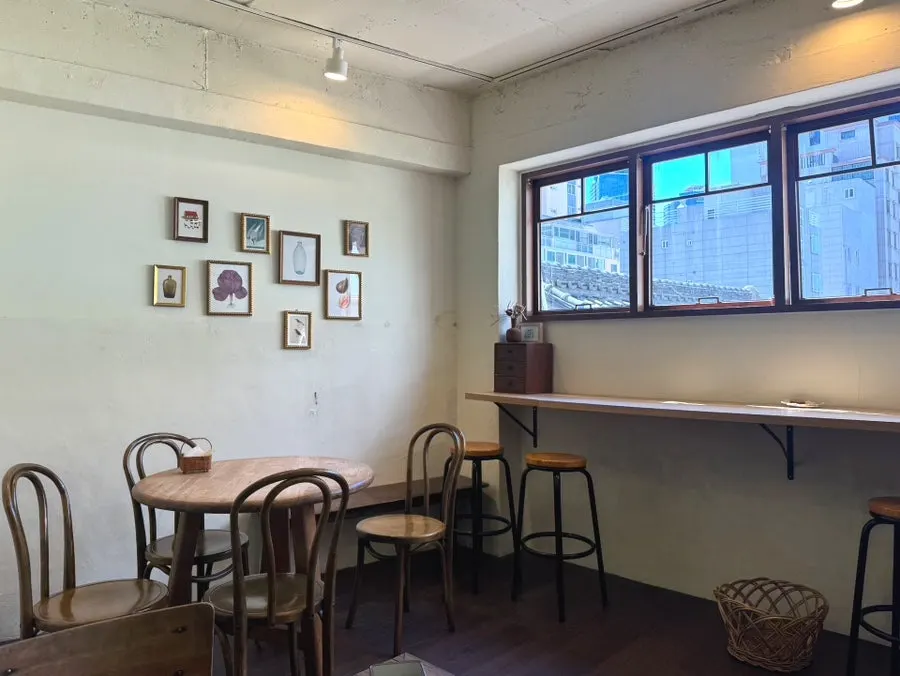 Table seating area at Sarugak20