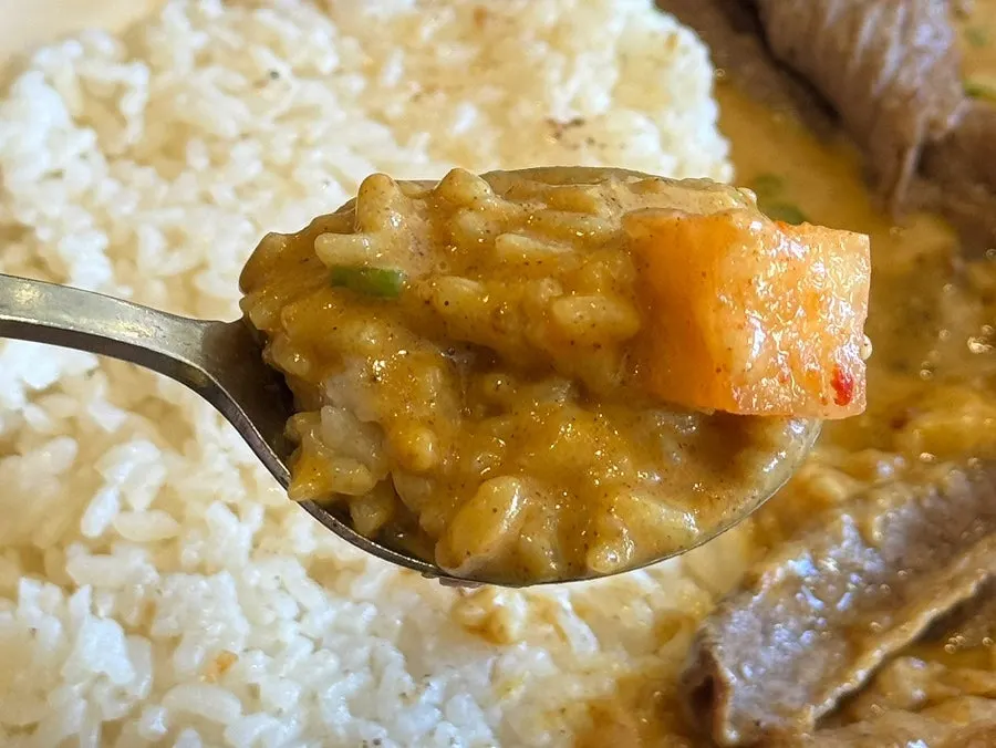 Cream curry with the rich flavor of brisket
