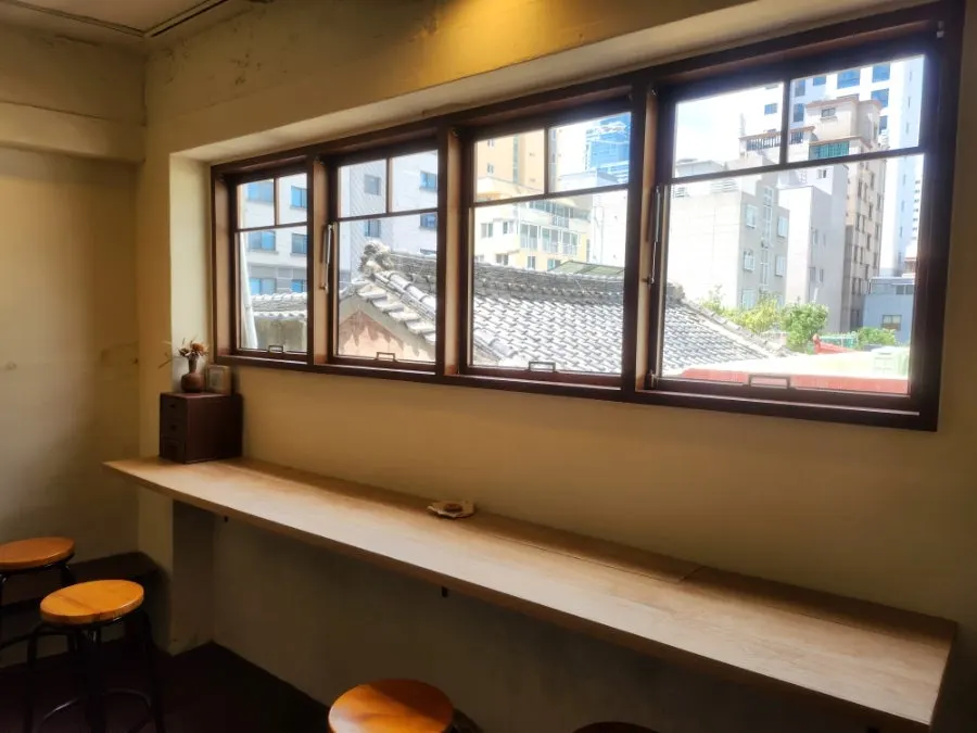 Sarugak20's window-side seats for sitting side by side