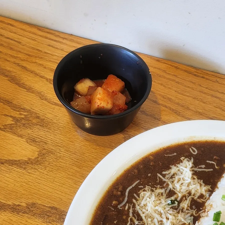 Half-and-half curry split between cream curry and special curry