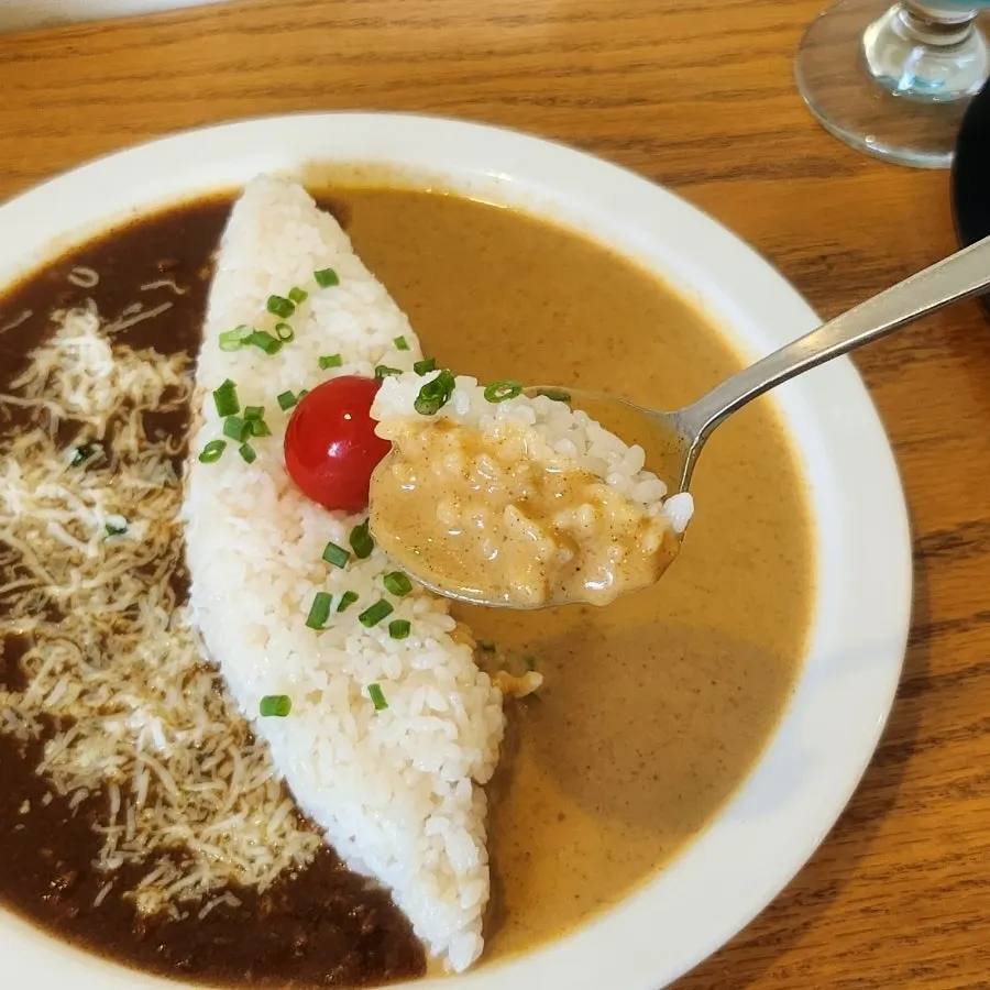 Kkakdugi served alongside the curry