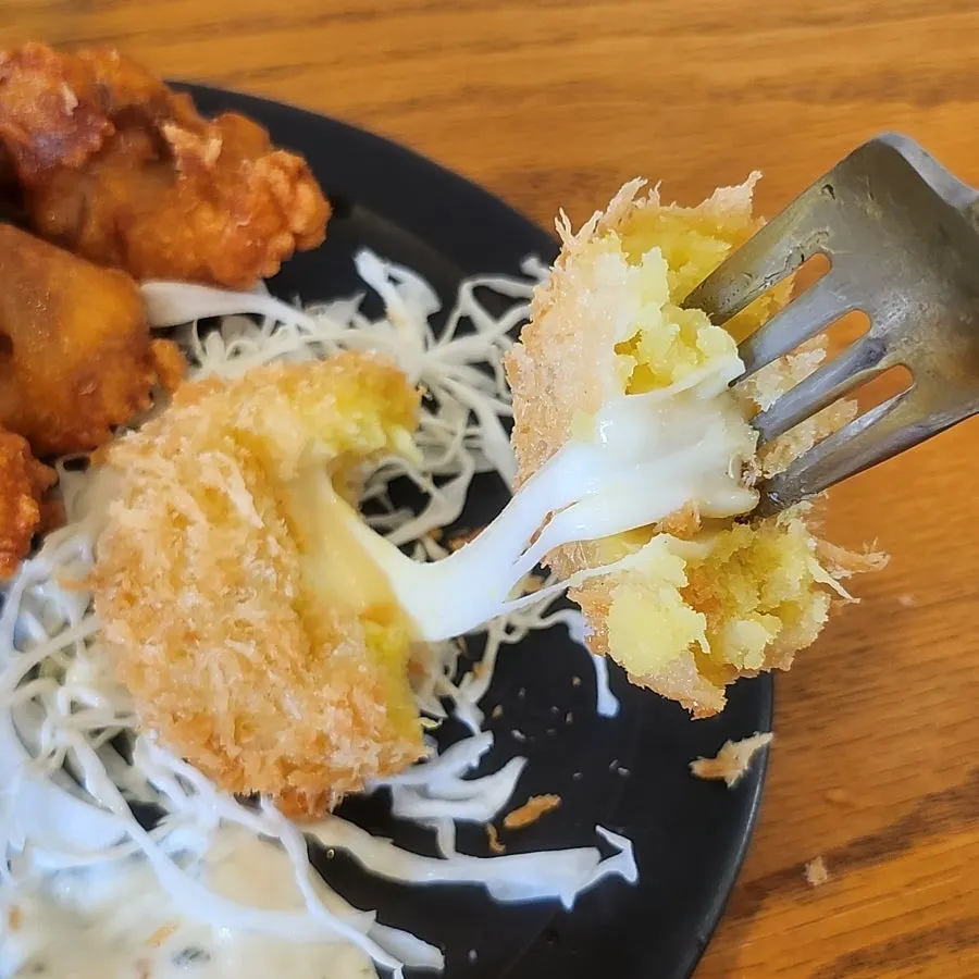 Freshly fried chicken karaage with dipping sauce