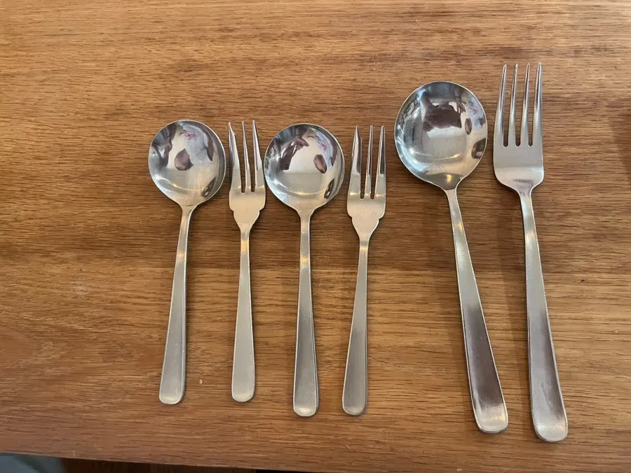 카레 식사 전 테이블 세팅